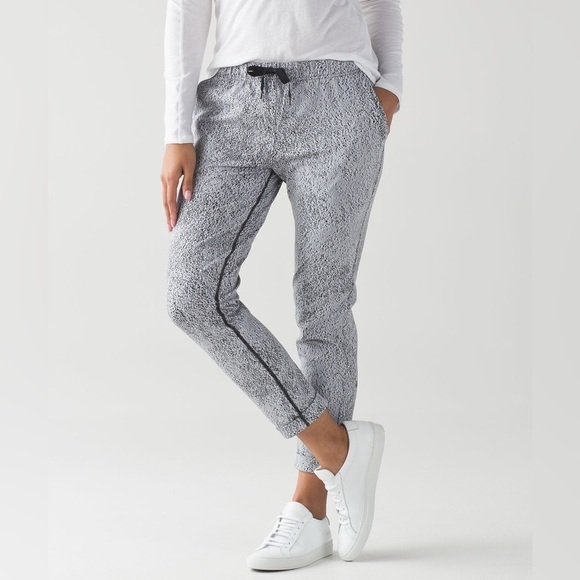 lululemon athletica Pants - Lululemon Jet Pant Power Luxtreme Spray Jacquard White Black W5ABIS size 8